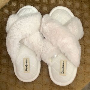 Dearfoams Women’s slippers size 5-6 white fury comfy